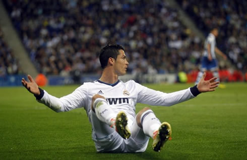 Cristiano Ronaldo sits on the pitch and opens his arms, in Espanyol 1-1 Real Madrid, for La Liga 2013