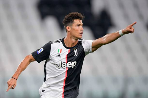 Cristiano Ronaldo scores one of his two penalty kicks against Atalanta and dedicate it to the bench