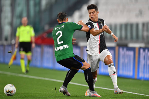 Cristiano Ronaldo leaving a defender behind in Juventus 2-2 Atalanta