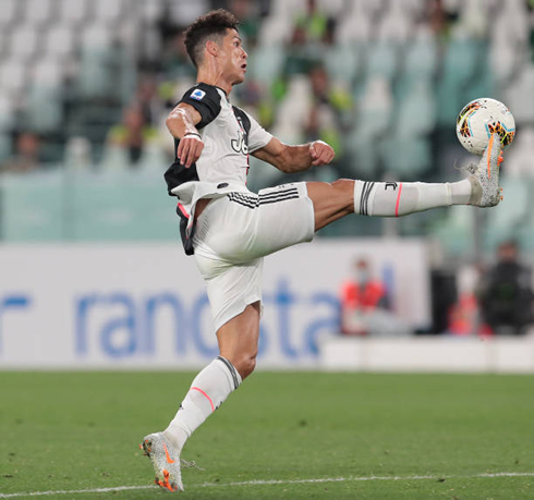 Cristiano Ronaldo raises his right leg to reach the ball and put it down, in Juventus vs Atalanta for the 2019-20 Serie A campaign