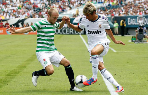 Fábio Coentrão trying to nutmeg a Celtic FC defender, in a soccer match for Real Madrid in 2012-2013