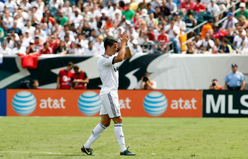 Cristiano Ronaldo being subbed in a Real Madrid game and returning the gesture from the crowds, by clapping the audience at the United States, in Philadelphia 2012