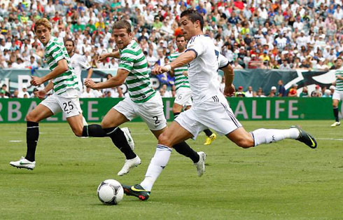 Cristiano Ronaldo preparing to strike the ball with his lef foot, in Real Madrid 2-0 Celtic, in 2012