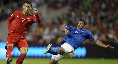Cristiano Ronaldo shooting with his right foot, in Portugal vs Azerbaijan, in 2012