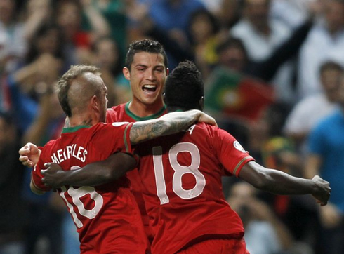 Cristiano Ronaldo happy and celebrating Portugal goal against Azerbaijan, with Raúl Meireles and Silvestre Varela, in 2012