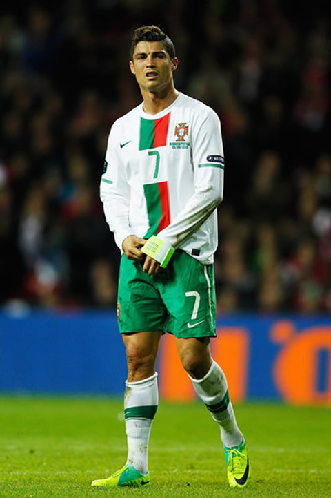 Cristiano Ronaldo disgusted and removing the captaincy armband