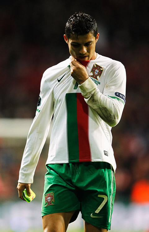 Cristiano Ronaldo cleaning his face with the Portuguese National Team shirt