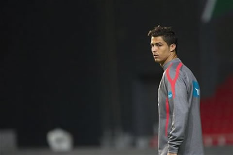 Cristiano Ronaldo training with the Portuguese National Team, in a sweat shirt in 2011
