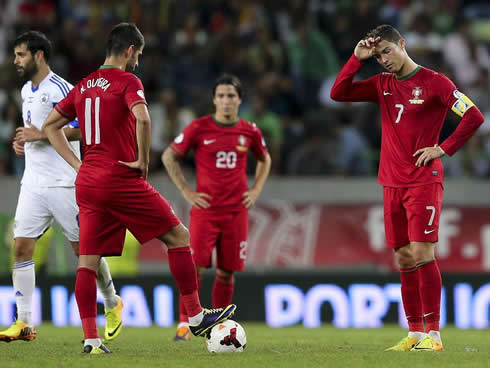 Cristiano Ronaldo and Nélson Oliveira preparing to resume the game in Portugal 1-1 Israel, in 2013-2014