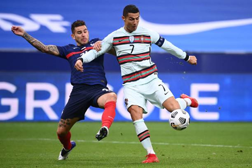 Cristiano Ronaldo shooting with his left foot in France 0-0 Portugal