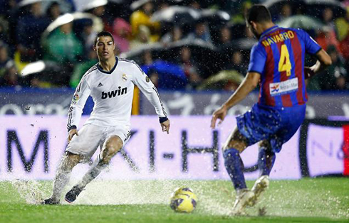 Cristiano Ronaldo about to challenge David Navarro in a loose ball during the game between Levante and Real Madrid, for La Liga 2012-2013