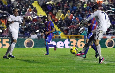 Cristiano Ronaldo right foot shot and goal, in Levante vs Real Madrid, in La Liga 2012-2013