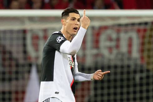 Cristiano Ronaldo gesturing the number one with his finger
