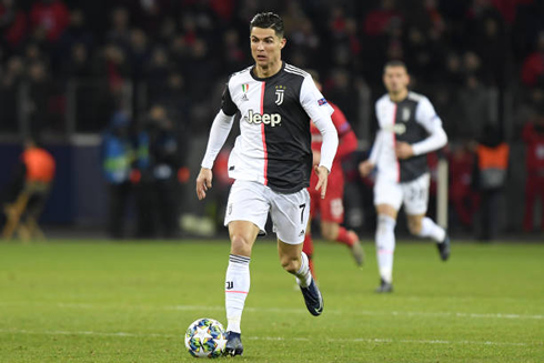 Cristiano Ronaldo moving the ball forward in Bayer Leverkusen vs Juventus in 2019