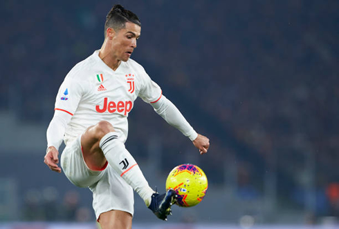 Cristiano Ronaldo ball control in a Juventus Serie A game