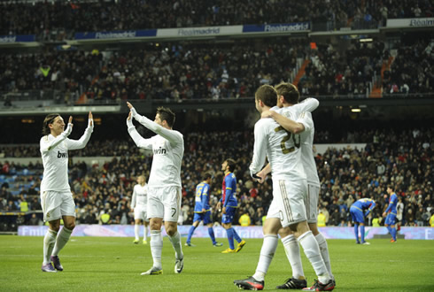 Cristiano Ronaldo, Ozil, Xabi Alonso and Gonzalo Higuaín united to celebrate a Real Madrid goal against Levante in 2012