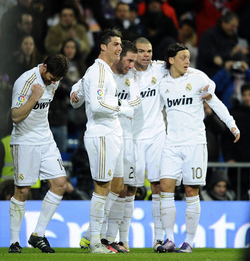 Cristiano Ronaldo together with Xabi Alonso, Gonzalo Higuaín, Pepe and Mesut Ozil, in Real Madrid 2012