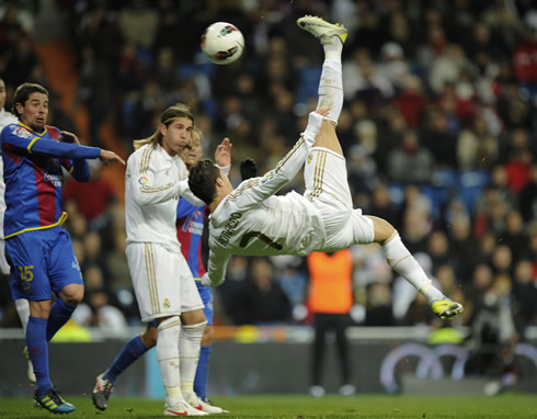 Cristiano Ronaldo attempt of a bycicle-kick, with Sergio Ramos watching closely, in Real Madrid vs Levante for La Liga 2012