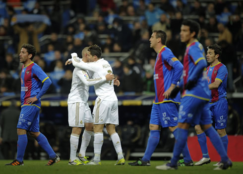 Cristiano Ronaldo hugs Benzema while Levante players look exhausted after Real Madrid scores another