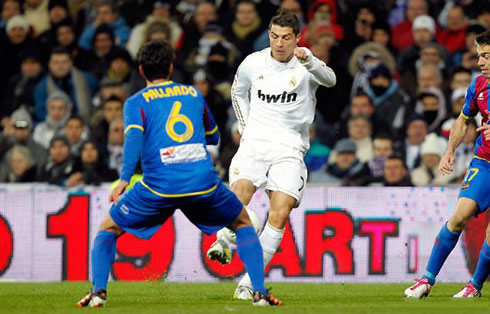 Cristiano Ronaldo powerful right-foot strike and goal, in Real Madrid 4-2 Levante, for La Liga 2012