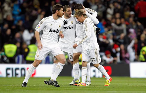 Cristiano Ronaldo, Fábio Coentrão, Higuaín and Xabi Alonso celebrate a Real Madrid goal in 2012