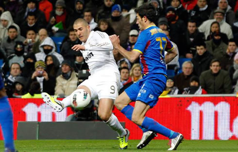 Karim Benzema curled shot that would result in a great goal in Real Madrid 4-2 Levante, in 2012