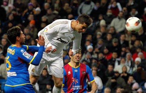 Cristiano Ronaldo goal from an header in Real Madrid 4-2 Levante, for La Liga 2011/2012