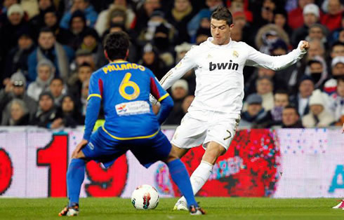 Cristiano Ronaldo shot and goal from outside the area, in Real Madrid vs Levante in 2012
