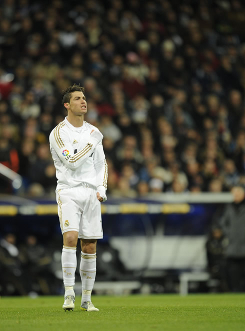 Cristiano Ronaldo puts his hand on his shoulder as Real Madrid gets closer to the goal against Levante