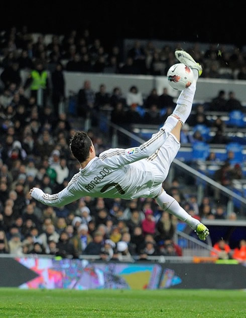 Cristiano Ronaldo effort from a bycicle kick, after a corner-kick taken by Mesut Ozil, in Real Madrid 4-2 Levante