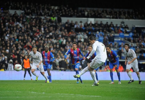 Cristiano Ronaldo makes the equalizer from the penalty-kick spot, in Real Madrid 4-2 Levante, in 2012