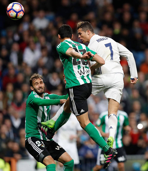 Ronaldo heads a ball in Real Madrid 2-1 Betis for La Liga 2017