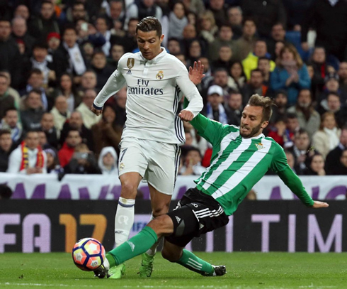 Cristiano Ronaldo gets tackled by an opponent, in Real Madrid 2-1 for La Liga