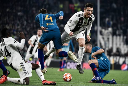 Cristiano Ronaldo being fouled in Juventus vs Atletico Madrid in 2019