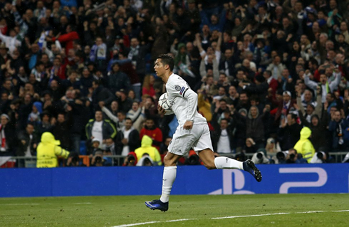 Cristiano Ronaldo running back to his team's half of the pitch, in order to complete the comeback in Real Madrid vs Wolfsburg