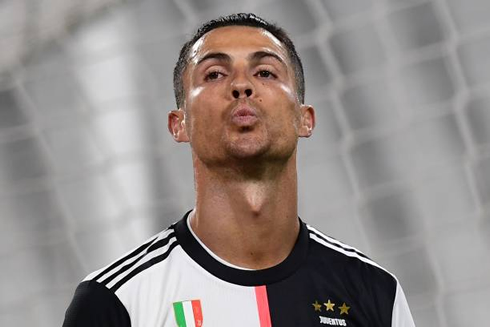 Cristiano Ronaldo blowing out a kiss during a Juventus game