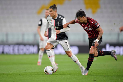 Cristiano Ronaldo chased by an AC Milan player in their Coppa Italia clash