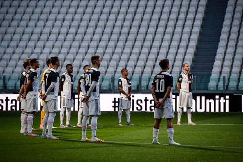 Juventus players respecting a minute of silence for the Corona-virus victims