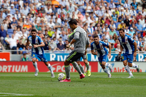 Cristiano Ronaldo converts a penalty-kick in Espanyol 0-6 Real Madrid