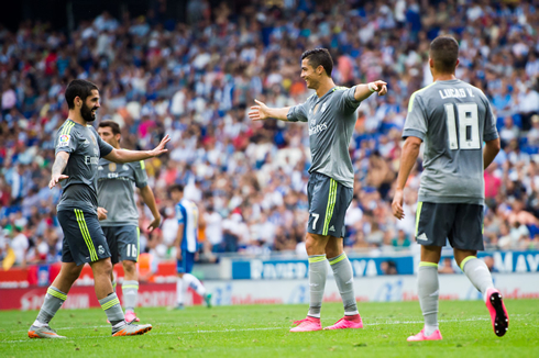 Cristiano Ronaldo opens his arms towards Isco, in Espanyol vs Real Madrid