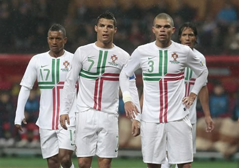 Cristiano Ronaldo, Nani, Pepe and Bruno Alves, getting ready to respond to a corner kick in Russia vs Portugal, for the 2014 World Cup qualification stage