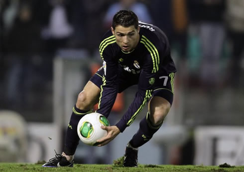 Cristiano Ronaldo picking up the ball with his hands as if he was a rugby player, in Celta de Vigo 2-1 Real Madrid, for the Copa del Rey 2012-2013