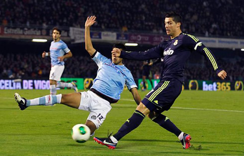 Cristiano Ronaldo crossing the ball with his left foot, in Celta de Vigo 2-1 Real Madrid, in 2012-2013
