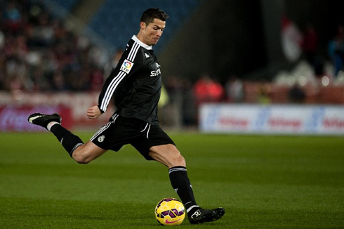 Cristiano Ronaldo long range shooting stance