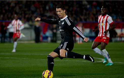 Cristiano Ronaldo crossing the ball with his left foot, in Almeria vs Real Madrid