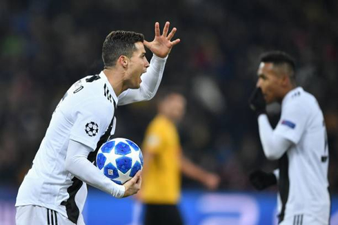 Cristiano Ronaldo reacts and complains with the referee in the UEFA Champions League in 2018