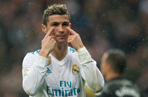 Cristiano Ronaldo pointing to his own eyes