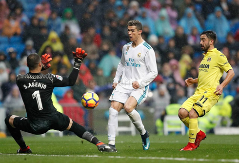 Cristiano Ronaldo tries to beat Asenjo in Real Madrid vs Villarreal for La Liga in January of 2018