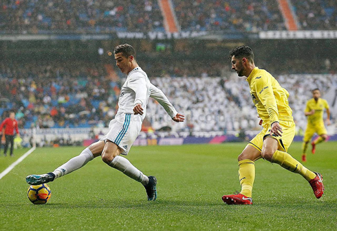 Cristiano Ronaldo controls the ball with the outside of his boot, in a Real Madrid match against Villarreal in La Liga