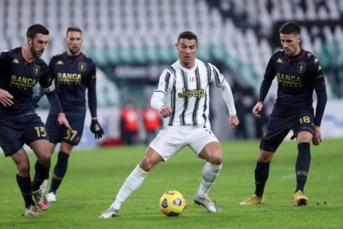 Cristiano Ronaldo surrounded by 3 Genoa players, in Juventus game for the Coppa Italia in 2021
